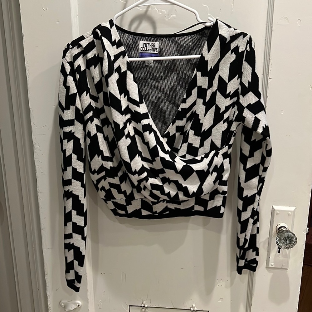 Cropped graphic print v-neck sweater